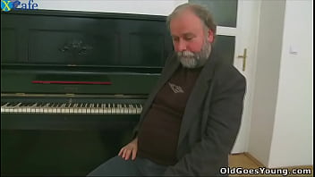 Transa com gata de shortinho em aula de piano