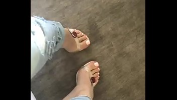 I wanna cum on her feet so bad!!
