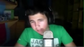 Willyrex es iluminado por los dioses al escuchar su melodiosa voz cantando paradise :v