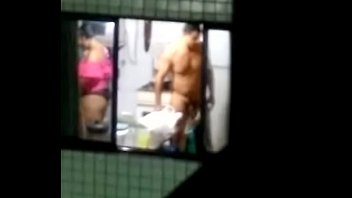 Flagra de casado pelado na cozinha