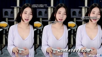 hot korean slut flashes camera while dancing