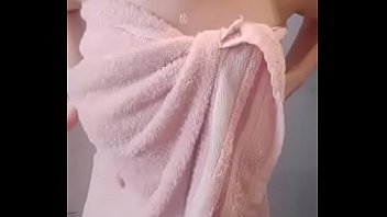 Branquinha muito gostosa tirou a toalha após o banho mostrando o corpo totalmente pelada, essa safadinha adora gravar videos amadores nua.