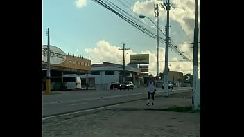 Essa semi gostosa de calça suplex caminhando e suando a buceta