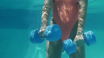 Micha Gantelkina uses dumbbells to train in the pool