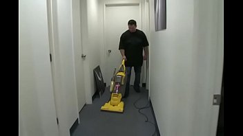 Uomo delle pulizie tira fuori il suo cazzo alla vista d'una bionda in calore